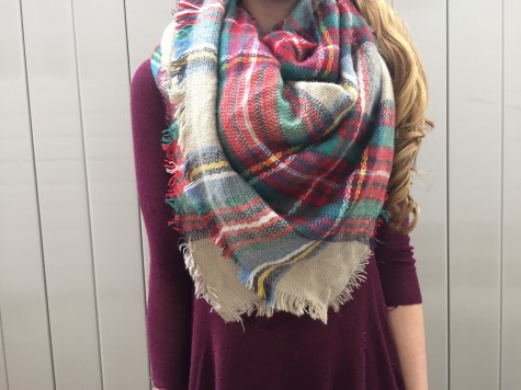 A warm and yet very stylish plaid blanket scarf: definitely a must for this season!